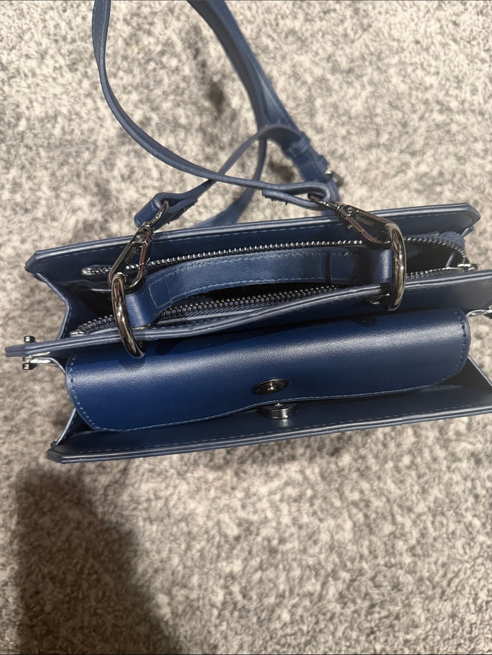 Steve Madden Navy Boxy Logo Crossbody - Picture 2 of 4